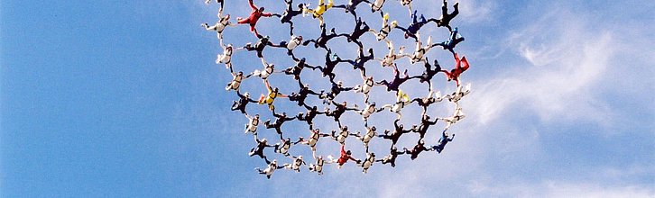 Fallschirmspringer-Formation, viele Fallschirmspringer bilden ein Netz