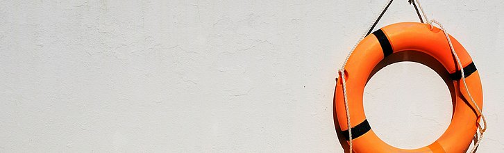 Rettungsring an der Wand