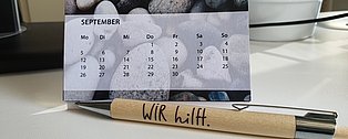 Kalender mit Kugelschreiber
